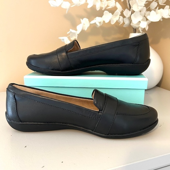 NWOB NATURALIZER  SOUL Kentley Flat Loafer Black Leather Size 7.5Wide - Picture 2 of 13
